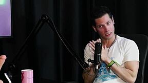 变装少年在电梯中与内衣恋物癖群交