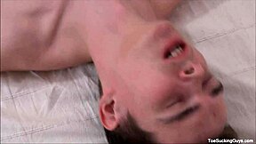 Hej, czcij moje stopy, gorący gejowski stud!