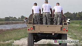 Geile Soldater Smutrer til Innsjøen for Intens Homse Action