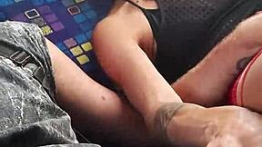 Kámoš mi masturbuje v přeplněném vlaku