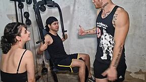 जिम वर्कआउट रॉ बेयरबैक चोदाई में बदल जाता है