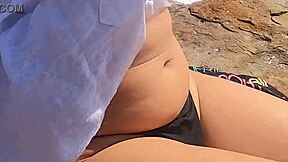 Brazílsky mladík sledovaný pri verejnom sexe na plážových skalách