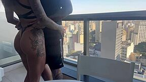 فاجأت زوجة أخي وضربت مؤخرتها السمينة بقوة