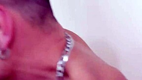 ทำงบประมาณและดูดควยชายขายม่านเพื่อส่วนลด