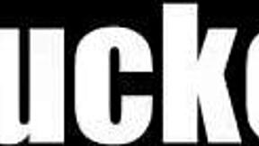 Čierny gay policajt žiada orálny za obnovenie práce v kancelárii