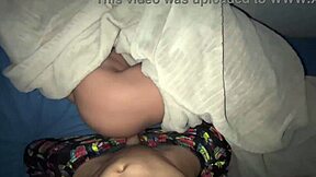 डैम! घर पर गुप्त रूप से मेरे गे सौतेले बेटे की टाइट गंद खा रहा हूँ!