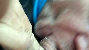 アマチュアの喘ぎ声の女が包茎チンポのフェラのために頑張らせてくれる