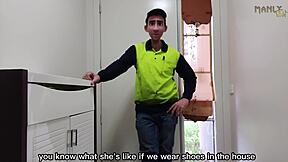 Styvpappa flyr in i fotfetisch på jobbet!