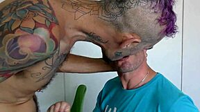 इसराइली मैन दूसरे इसराइली का ह्यूज लंड चूसता है