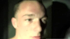 Vojáci šikanují s sprchou a syrovým jebáním