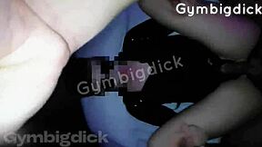 Vackert asiatiskt amatörpar knullar hårt i hundställning