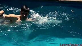 Latinský gay mladíci práskají u bazénu