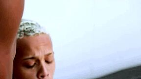 Tipule, Negão îi trage tare internului