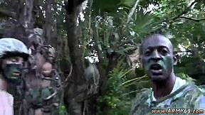 Táto predstaví mladého chlapa prvýkrát gay sexu s holým vonkajším trojkovým akciou