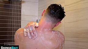 Michael vindt massieve pik die wacht in de douche