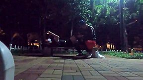 jag gick ut och sprang i parken och hittade en kille med stor kuk att knulla på lekplatsen