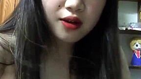 Dziewczyna grająca w bigo pokazuje towar z seksownym ssaniem i zabawą analną