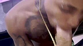 Eu sou louco por chupar o pau do meu amigo dotado toda vez!