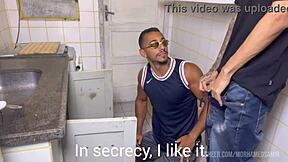 Juruelektrik jiran gay panas datang. Nak tengok apa berlaku?