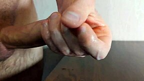 Het student Alexhuff onanerar efter träning med höga stön och sperma