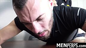 Twink ladrão submete-se às demandas hardcore do policial gay