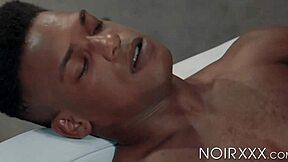 Entrevista con baller se convierte en garganta profunda y folla anal cruda rápida