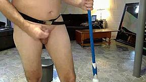 Hornede Gay Nudist Onanerer Mens Han Rydder Hjemmet