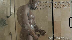 हंग मैक्स कन्नर अकेले झटका मारता, तुम्हें मल निकालता!