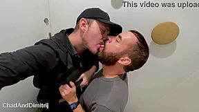 एम्स्टर्डम शिपहोल एयरपोर्ट टॉयलेट्स में रिस्की पब्लिक ब्लोजॉब, फेशियल स्प्लैश तक