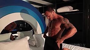 Dörren var öppen och jag stoppade kuk i den där blinda killen. Vad kukig stor kuk!