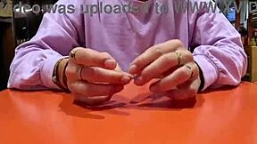 Brat przyrodni bawi się mną używając kontroli Lovense w publicznej scenie na zewnątrz.