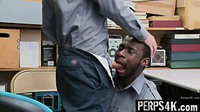 Pegawai Gay Kongkek Twink Sebagai Hukuman Kerana Curi Di Kedai