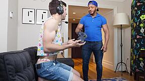 Геймер-твинк соблазняет курьера тесной дырой