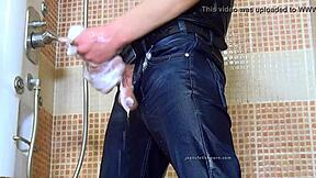 Schwuler Jeans-Fetisch-Kerl wichst in dampfiger Duschszene