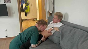 Дадох на заварения си брат мокра свирка. После облизах всяка капка от спермата му.