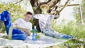 कंट्री ट्विंक डर्टी रैंच पर कॉक चूसता और स्ट्रोक करता है