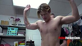 Ho trasformato il bel ladro in mio schiavo sessuale in fretta.