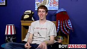 Rödhårig kille intervjuad före intensiv sololek med leksaker