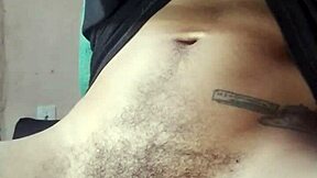 Leker ensam med intensiv handjob i POV-stil