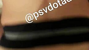 Cara com pau grande insinuando diversão bareback