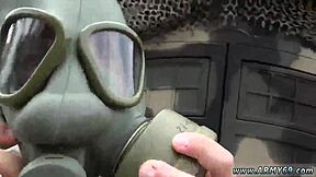 Björndräkt smäller gay förstegångare vid glory hole