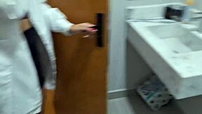 शादीशुदा नर्स अस्पताल बाथरूम में सहकर्मी से चोदाई करती है, यूनिफॉर्म पहने पकड़ी गई