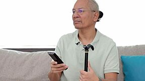 wat wil deze oude man, doet alsof hij een hengst is of zo