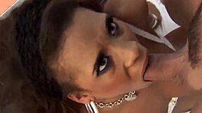 Ebony hlavná sestra sa nechá voziť veľkým bielym kurcom pacienta