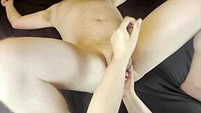 Guarda qua, massaggio prostatico e sega lo fanno sborrare ovunque