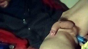 Gay Gajus solo orgasme met anaal spel.