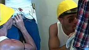 Tvrdý ako klinec s extrémnym análom a epickým cucaním v divokej skupinovej akcii