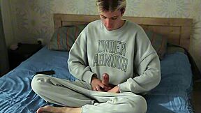 Due dolci twink seducono uno studente per giochi anali con cazzi grossi