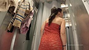 تجربة ملابس في غرفة قياس مفتوحة لإثارة عامة