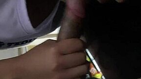 Perempuan beri blowjob sedap kepada kontol aku!